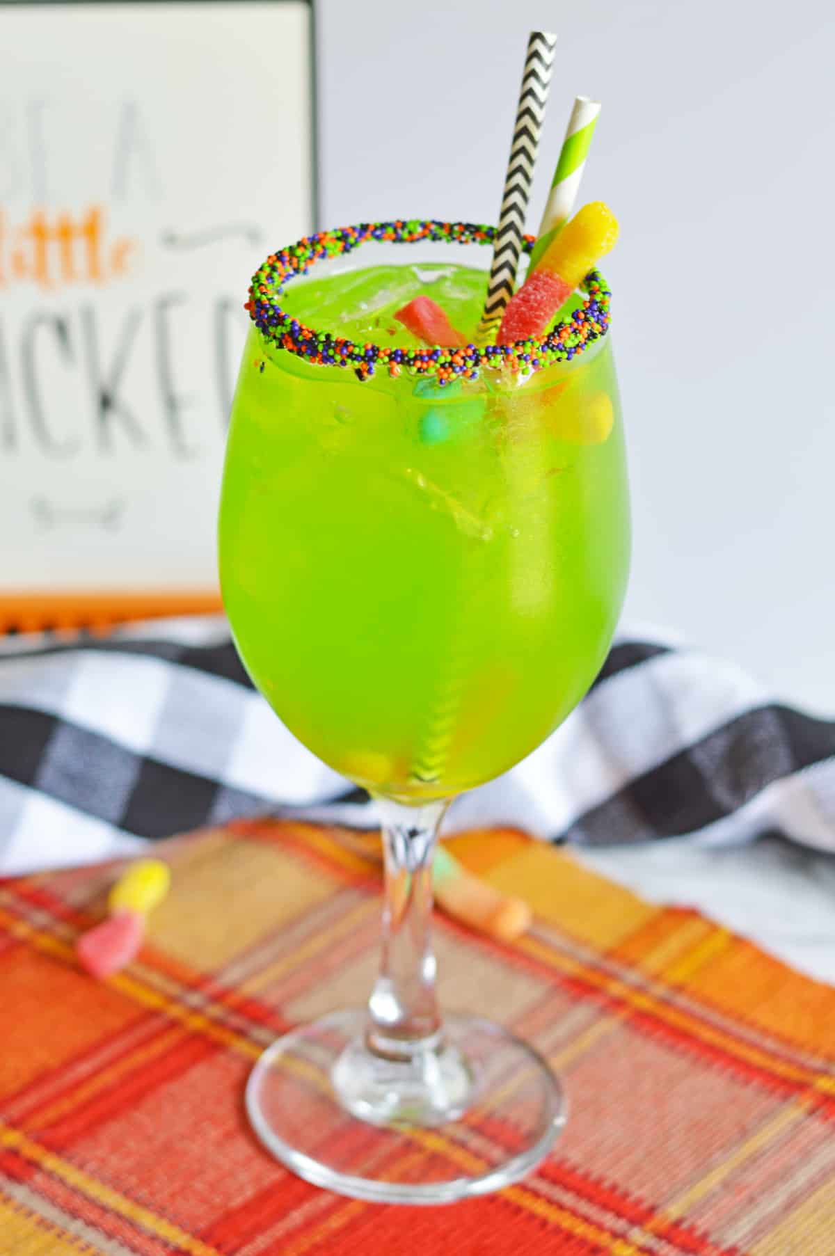 https://crayonsandcravings.com/wp-content/uploads/2021/09/Witches-Brew-Halloween-Cocktail-1.jpg