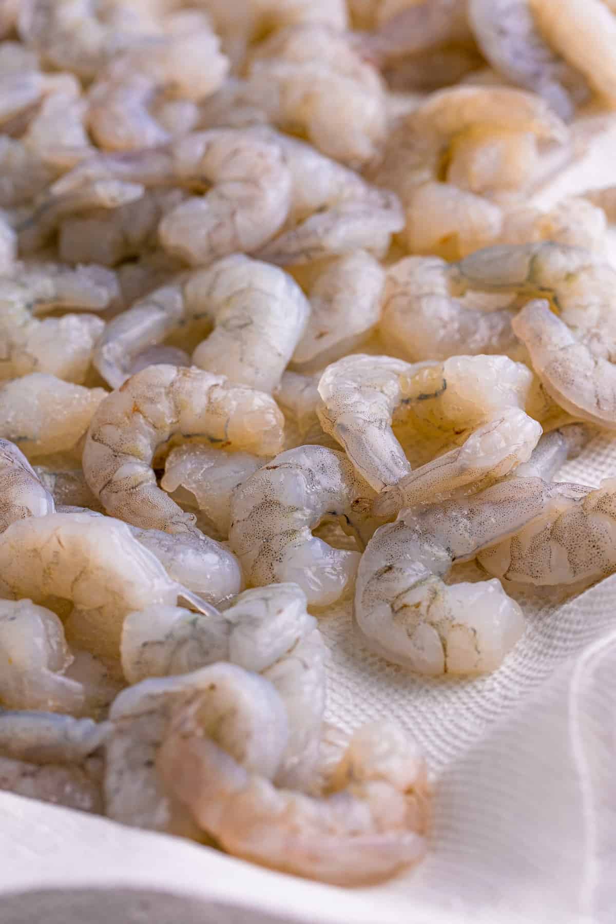 Raw shrimp on paper towel.