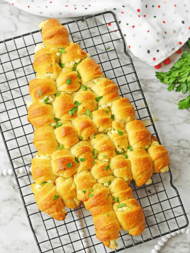 Pull-Apart Crescent Roll Christmas Tree
